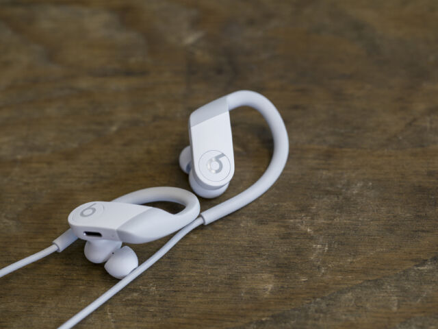 Lifestyle_PowerBeats_White_1012908_R2-640x480
